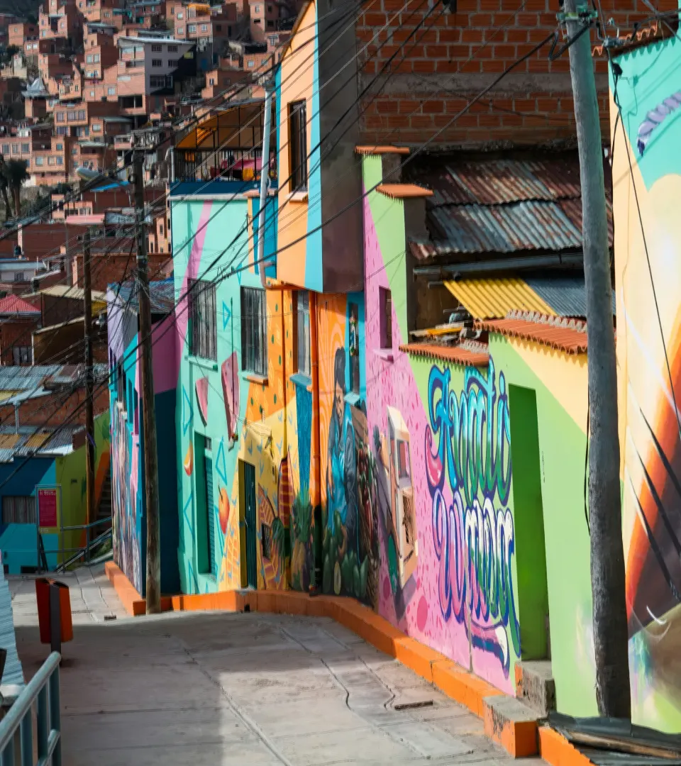 Calle en bajada en La Paz con casas de colores.